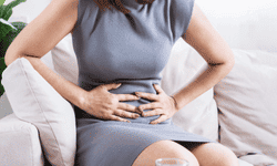 Femme qui se tient le ventre