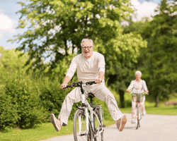 Sexagénaire qui font du vélo