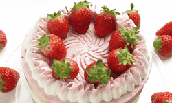 gâteau rose avec des fraises dessus
