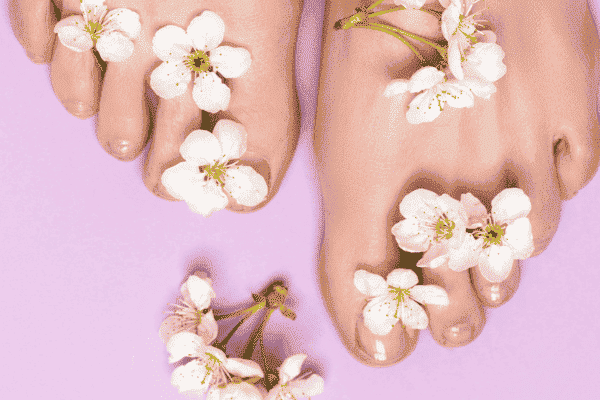 pieds avec des fleurs