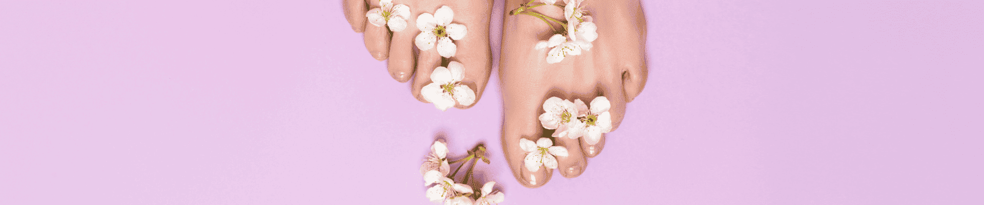 pieds avec des fleurs