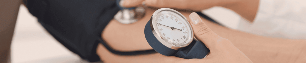 Médecin qui prend la tension