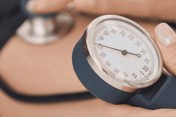 Médecin qui prend la tension